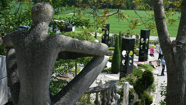 Der Ideenpark der Röttinger Firma Baumann zeigt zeitgenössische Skulpturen und Gartenelemente aus bearbeitetem Naturstein. Der Ideenpark der Röttinger Firma Baumann zeigt zeitgenössische Skulpturen und Gartenelemente aus bearbeitetem Naturstein.