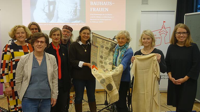 Freuen sich zusammen über die gelungene Ausstellung: Stephanie Böhm (Leiterin Akademie Frankenwarte), Freya Altenhöner (Vorsitzende AWF), Heike Will (Vorstandsmitglied AWF), das Künstler-Duo Silke Gonska und Frieder W. Bergner, Barbara Lehrieder (AWF-Vorstandsmitglied), Tochter und Enkelin von Lis Beyer sowie Museumsleiterin Luisa Heese (von links).