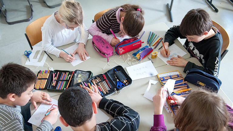 24183552.jpeg       -  Schülerinnen und Schüler einer Privatschule.