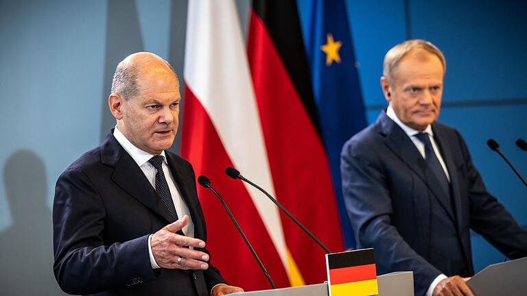 Bundeskanzler Scholz und Polens Regierungschef Tusk       -  &bdquo;Deutschland weiß um die Schwere seiner Schuld&rdquo;, sagt Kanzler Olaf Scholz (l) bei einer Pressekonferenz mit Donald Tusk.