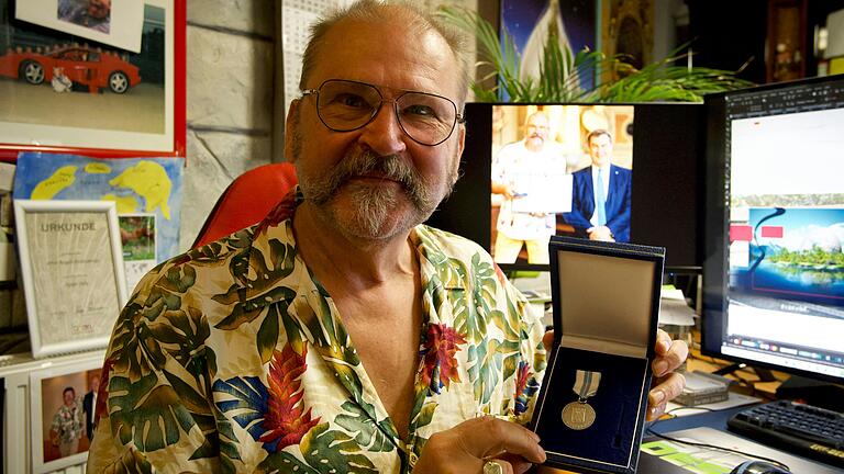 Rainer Sieke präsentiert stolz die Christophorus-Medaille, die ihm im Mai dieses Jahres verliehen wurde, weil er eine Frau im Mittelmeer vor dem Ertrinken bewahrt hat.