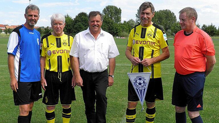 Vor der Begegnung zwischen Dortmund und Sommerach tauschten die Motoren des Fußball-Treffs Jürgen Schnackig (links) und Toni Preuss (Zweiter von rechts) Erinnerungsgeschenke aus. Mit auf dem Foto (von links) BVB- Präsident Reinhard Rauball, Sommerachs Bürgermeister Elmar Henke und Schiedsrichter Karl-Heinz Kohl.