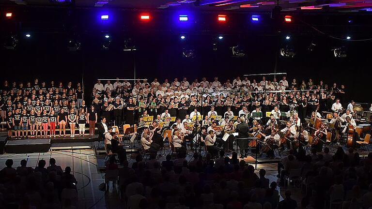 Ein beeindruckendes Bild boten die rund 200 Sänger und 60 Musiker bei der Aufführung der &bdquo;Carmina Burana&rdquo; auf der 24 Meter breiten Bühne.