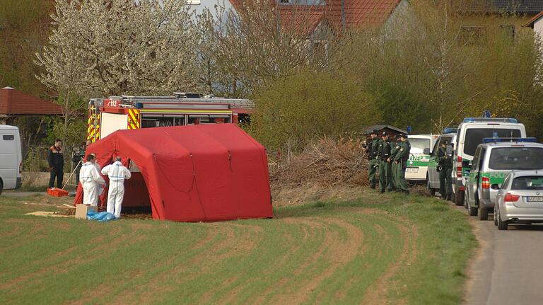 Die Polizei an der Fundstelle der Leiche am Ortsrand von Heidingsfeld.