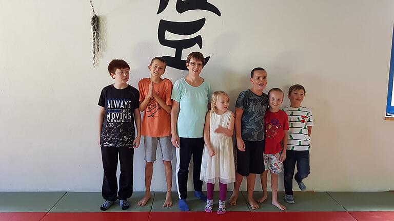 Auf dem Bild die teilnehmenden Kinder beim Ferienprogramm des Taekwondo Vereins und Silvia Wehner.