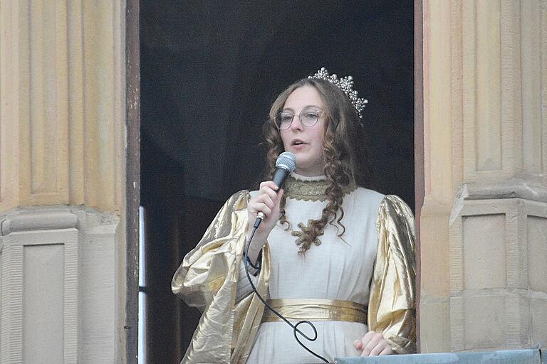 Höhepunkt eines Auftritts des Christkinds ist immer der Prolog. Traditionell wird er vom Rathauserker gesprochen. Höhepunkt eines Auftritts des Christkinds ist immer der Prolog. Traditionell wird er vom Rathauserker gesprochen.