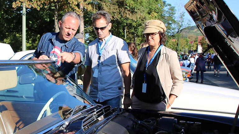 Fachsimpelei direkt an der offenen Motorhaube - Fachsimpelei direkt an der offenen Motorhaube Fachsimpelei direkt an der offenen Motorhaube - Fachsimpelei direkt an der offenen Motorhaube