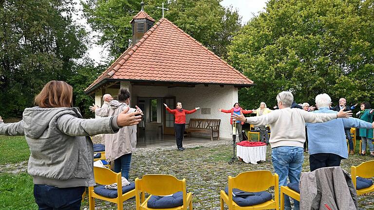 Körperübung mit Isolde Löb beim Bruder-Klaus-Gebet der KLB Würzburg an der Kapelle in Euerfeld.