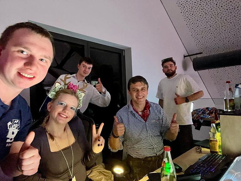 Gute Stimmung auf dem Technik-Balkon: Das Technik-Team der Bloobäuch-Büttenabende mit (von links): Michael Heun, Selina Lampert, Johannes Mauer, Thorsten Griebel und Jannis Mai. Es fehlt der erkrankte Niklas Kessler. Das neue Team hat seine Feuertaufe bestanden. Gute Stimmung auf dem Technik-Balkon: Das Technik-Team der Bloobäuch-Büttenabende mit (von links): Michael Heun, Selina Lampert, Johannes Mauer, Thorsten Griebel und Jannis Mai. Es fehlt der erkrankte Niklas Kessler. Das neue Team hat seine Feuertaufe bestanden.