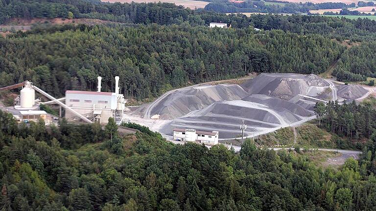Steinbruch Zeilberg Maroldsweisach - Der Bastaltabbau auf dem Zeilberg bei „Maro“ bietet nicht Arbeitsplätze, er zieht auch viele Neugierige an, die die Gewinnung des vulkanischen Ergussgesteins mit eigenen Augen sehen wollen. Steinbruch Zeilberg Maroldsweisach - Der Bastaltabbau auf dem Zeilberg bei „Maro“ bietet nicht Arbeitsplätze, er zieht auch viele Neugierige an, die die Gewinnung des vulkanischen Ergussgesteins mit eigenen Augen sehen wollen.