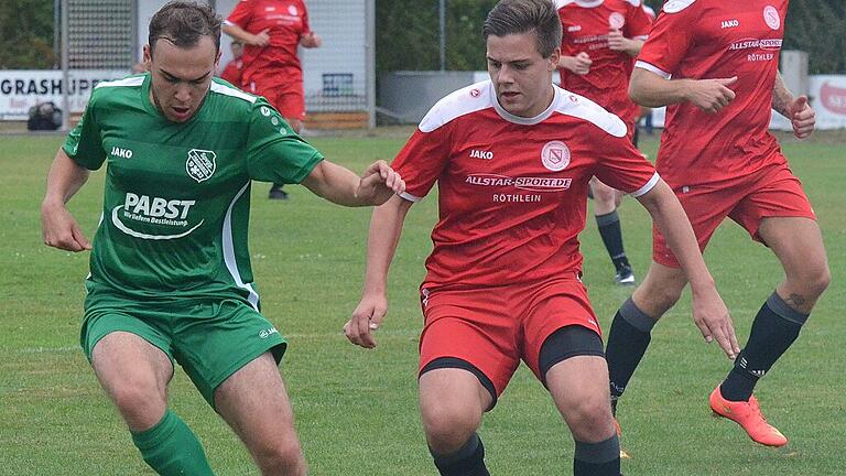 Ballkontrolle: Der Hambacher Kevin Barber (grün) hält den Dittelbrunner Fabian Stenzinger zwar auf Distanz, verliert mit seinem Team Das Derby der Kreisklasse 4 jedoch mit 1:3.