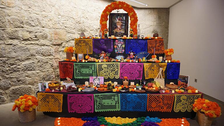 Ein Altar zu Ehren der mexikanischen Malerin Frida Kahlo war im Alten Amtshaus in Bad Neustadt im Rahmen des interkulturellen Projektes 'Cruzando fronteras' ('Grenzen überquerend') zum 'Día de Muertos',  dem mexikanischen Totengedenktag, aufgebaut.