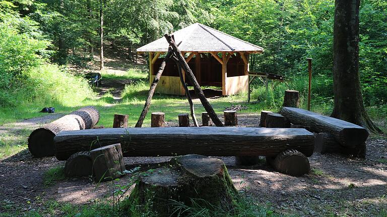 Natur pur im Steigerwald: Die 'Trekkingtouristen' bekommen Feuerstellen und, wie hier an der Laubwiese zwischen Sand und Zell, auch eine Unterstellmöglichkeit geboten.