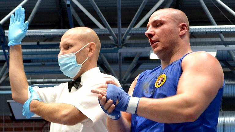 Richard Hartmann vom Boxteam Tommy holt sich in seinem Finalkampf eine blutige Nase und Ringrichter Alexander Darbisch erklärt den Gegner zum Sieger.