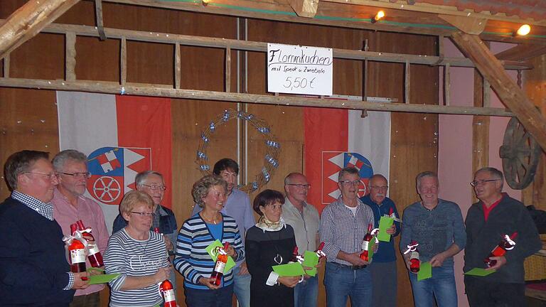 Vorsitzender Bernd Eisenmann (links) und 2. Vorsitzender Johannes Fiedler (2. von links) bedankten sich bei den Helfern und Ehrenamtlichen des Deutschen Alpenvereins (DAV) der Sektion Bad Kissingen mit einem Präsent.  Heinz Steidle       -  Vorsitzender Bernd Eisenmann (links) und 2. Vorsitzender Johannes Fiedler (2. von links) bedankten sich bei den Helfern und Ehrenamtlichen des Deutschen Alpenvereins (DAV) der Sektion Bad Kissingen mit einem Präsent.  Heinz Steidle