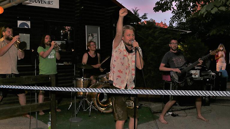 Mit ihrer Biergarten-Tour quer durch Bayern wollen die sieben Bandmitglieder Stefan Dettl (Frontmann mit Gesang und Trompete), Manuel Winbeck (Posaune), Manuel Da Coll (Schlagzeug), Fabian Jungreithmayr (Bass), Stefan Huber (Tuba), Jörg Hartl und Korbinian Weber (beide Trompete)  einen Weltrekord aufstellen.&nbsp;