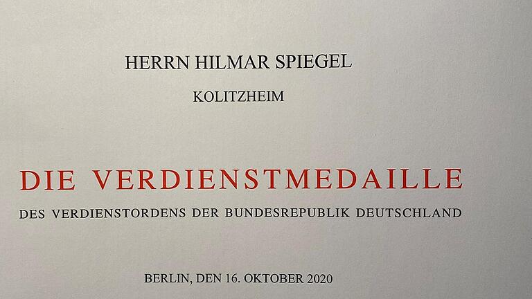 Bundespräsident Frank-Walter Steinmeier hat die Verleihungsurkunde zur Verdienstmedaille des Verdienstordens der Bundesrepublik Deutschland persönlich unterschrieben.