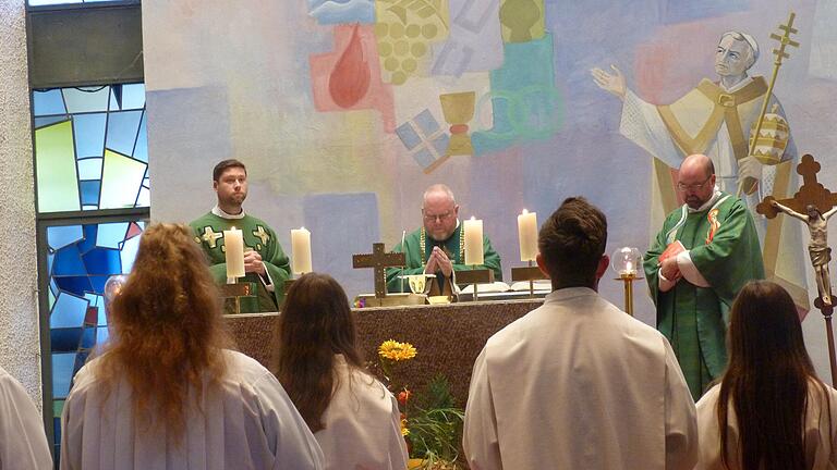 Neue Wirkungsstätte: Herzlich willkommen geheißen wurde Pfarrer Richard Englert (Mitte) am Sonntagnachmittag in St. Pius. Mitzelebranten im Einführungsgottesdienst waren Pfarrer Sven Johannsen (rechts) und Kaplan Manuel Thomas.&nbsp;