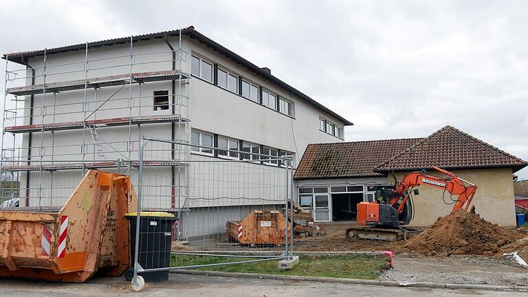 Der Verschuldungsgrad der Gemeinde Bergtheim wird erheblich ansteigen: Für den Umbau der ehemaligen Schule in Opferbaum in eine moderne Kindertagesstätte sind im Haushalt 2024 der Gemeinde Bergtheim 2,7 Millionen Euro eingestellt worden. Ohne eine Kreditausnahme über einen langen Zeitraum ist dieser Kraftakt nicht zu schaffen, zumal auch der Bau der neuen Eigenkläranlage ansteht.