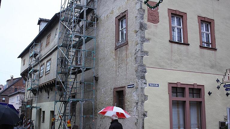 Die Gerüste deuten schon an, dass nun die Sanierung des Gebäudes &bdquo;Hauptstraße 9&ldquo; beginnt.