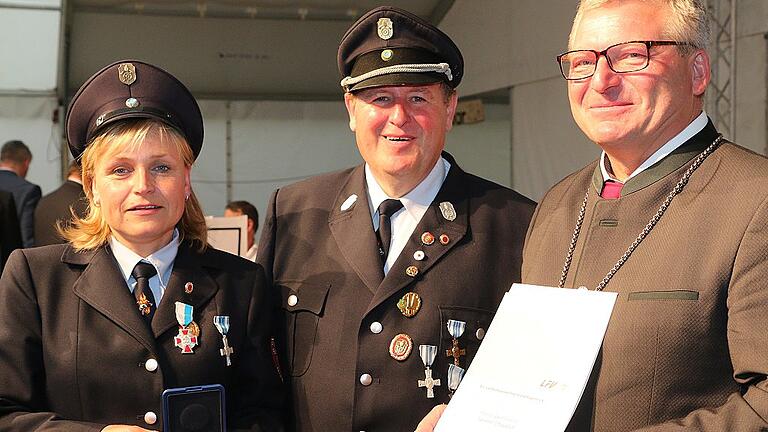 Susanne Chevallier wurde mit dem Bayerischen Feuerwehrehrenkreuz in Silber, Herbert Büttner (mitte) mit dem Ehrenkreuzes des Deutschen Feuerwehrverbands in Bronze ausgezeichnet. Bürgermeister Georg Menninger freut sich mit.
