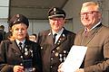 Susanne Chevallier wurde mit dem Bayerischen Feuerwehrehrenkreuz in Silber, Herbert Büttner (mitte) mit dem Ehrenkreuzes des Deutschen Feuerwehrverbands in Bronze ausgezeichnet. Bürgermeister Georg Menninger freut sich mit.