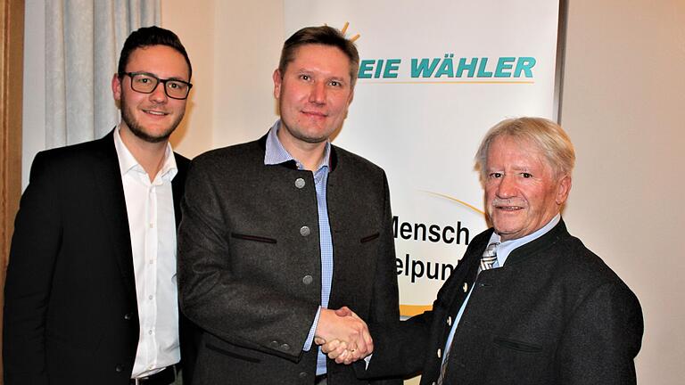 Der Bürgerblock Wiesentheid schickt Klaus Köhler (Mitte) ins Rennen um den Bürgermeister. Heinrich Wörner (rechts) und der Vorsitzende der Freien Wähler, Niklas Kapp, gratulierten zur einstimmigen Nominierung.