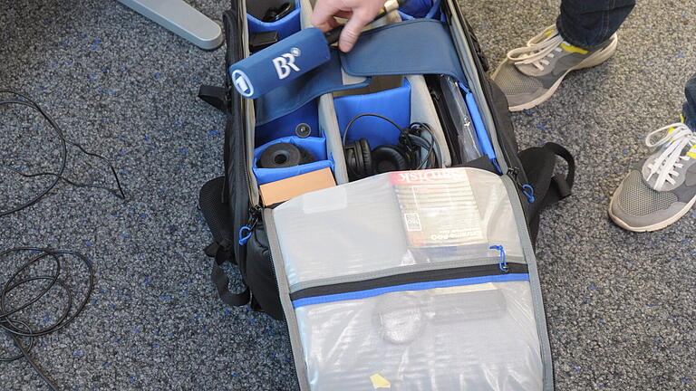 Besuch im neuen BR-Studio Main-Rhön: Wenn die Reporter ausrücken müssen, wird die große Tasche gepackt. Besuch im neuen BR-Studio Main-Rhön: Wenn die Reporter ausrücken müssen, wird die große Tasche gepackt.