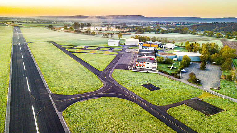 Die Stadt Schweinfurt stieg zum 31. Dezember 2020 als Gesellschafter aus der GmbH für den Haßfurter Flugplatz aus, übertrug ihre Anteile aber an die Stadt Haßfurt und den Landkreis Haßberge.