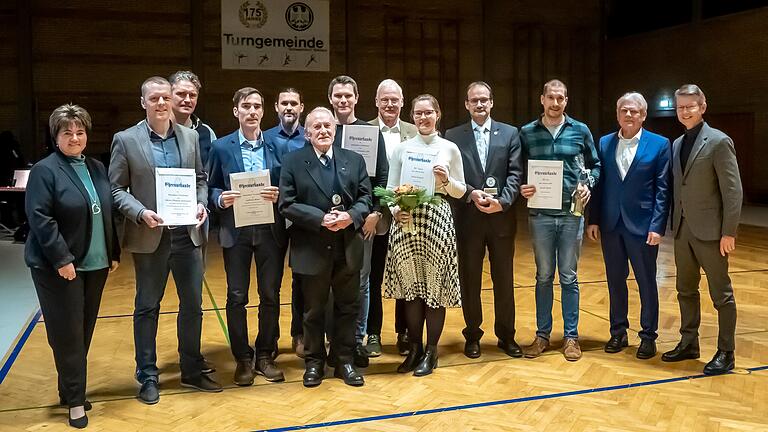 Beim Ehrenabend der TG Schweinfurt wurden verdiente Sportmitarbeitende ausgezeichnet. Im Bild (von links) Sportliche Leiterin Anita Dietrich, Thomas Zatloukal, Andreas Vollert, Andreas Moser, Gregor Stacha, Kurt Vogel, Christian Gäb, Julia Strauch, Vorstand Reginhard von Hirschhausen, Detlef Müller, David Kiesel, Vorstand Heribert Weber und Oberbürgermeister Sebastian Remelé.