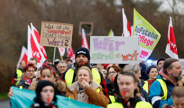 Die Beschäftigten fordern eine Lohnerhöhung von 10,5 Prozent, mindestens aber 500 Euro.