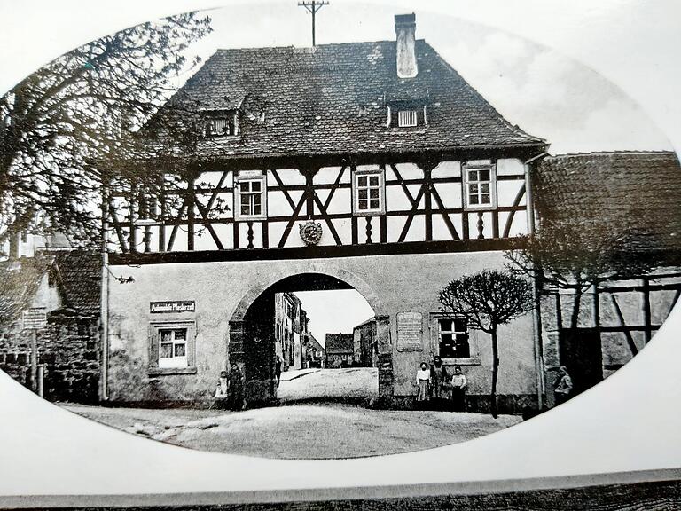 Das Goßmannsdorfer Tor hat auf der einen Seite einen runden Eingang, auf der anderen Seite aber ist der Ausgang gerade. 1945 wurde das Tor bei der Durchfahrt von einem Tieflader mit Panzer beschädigt.