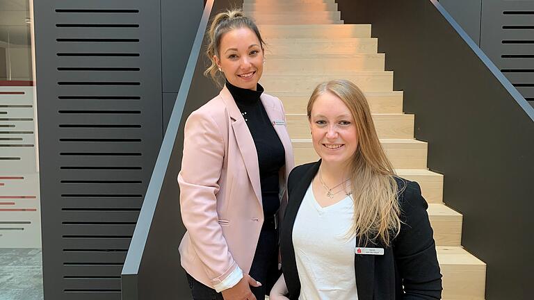 Sparkasse Mainfranken Würzburg Quereinsteigerprogramm       -  Erfolgreiche Quereinsteigerinnen der Sparkasse Mainfranken Würzburg Tanja Dopieralski (links) und Sarah van der Hout (rechts).