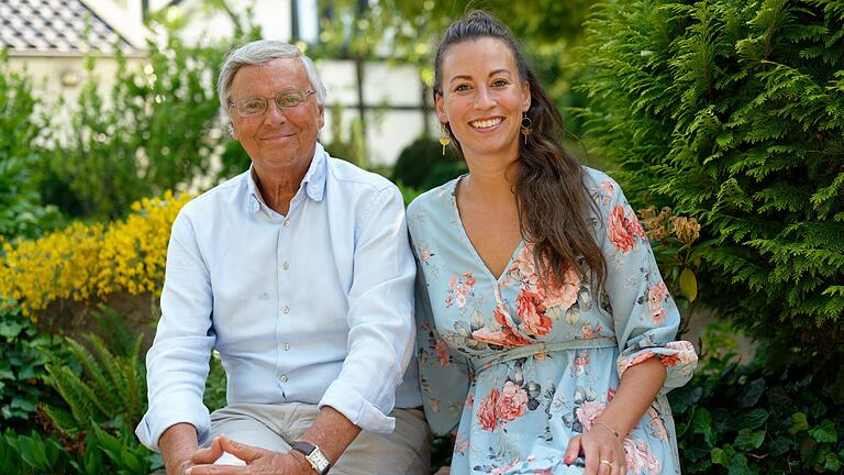 Vater und Tochter Bosbach       -  Caroline Bosbach sitzt neben ihrem Vater Wolfgang, kurz vor dessen 70. Geburtstag im Juni 2022. Nun will sie für den Bundestag kandidieren.