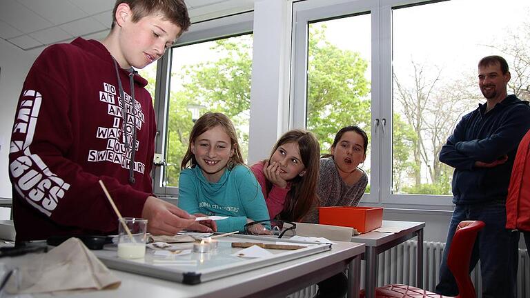 Geheimtinte sichtbar machen, lautete der abenteuerliche Auftrag der 9a und 10a im Chemiesaal.