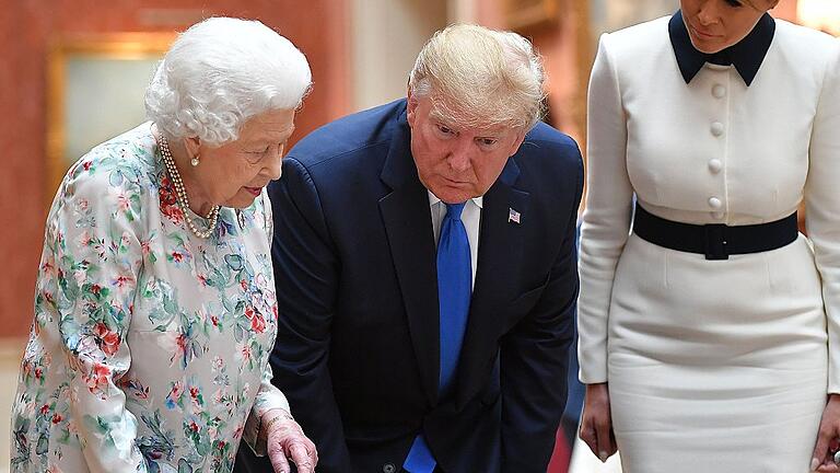 BRITAIN-US-POLITICS-DIPLOMACY-ROYALS       -  Beim Staatsbesuch in Großbritannien gab Queen Elizabeth II. US-Präsident Donald Trump und seiner Frau Melania im Buckingham Palast Einsicht in die königliche Sammlung.