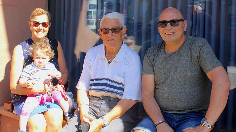 Concetta Gissara mit Enkelin, Carmelo Amenta und Francesco Grillo am Treffpunkt auf der Lohrer Piazza,&nbsp;dem Marktplatz am alten Rathaus.