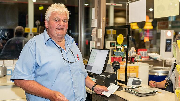 Nachtschicht in der Tankstelle: Günter Höhn ist ein Mann der ersten Stunde . Er arbeitet seit 20 Jahren nur noch, wenn es dunkel wird.