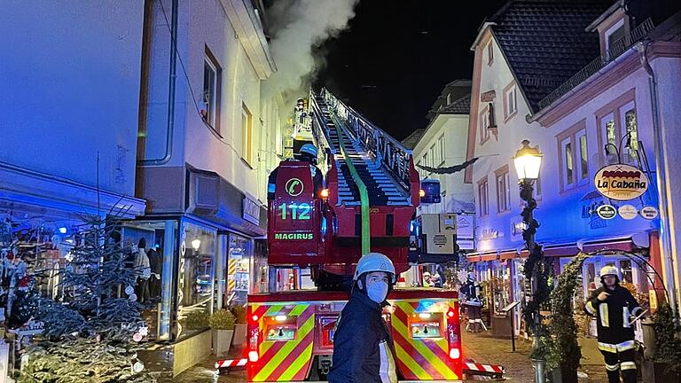 Bei einem Wohnungsbrand in der Marktheidenfelder Altstadt kam am frühen Donnerstagmorgen eine Person ums Leben. Drei weitere Bewohner des Hauses konnten gerettet werden, eine davon mit schweren Verletzungen.