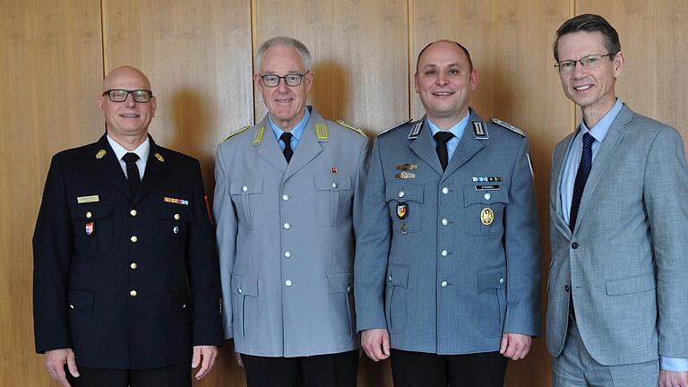 Beim Abschied für Matthias Ritzmann von links: Stadtbrandrat Frank Limbach, Oberstleutnant d. R. Mathias Ritzmann, Nachfolger Oberstleutnant d. R. Frank Strobel und Oberbürgermeister Sebastian Remelé.