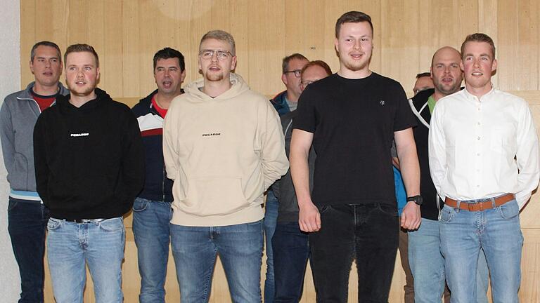 Tradition beim Frickenhäuser Petersgericht ist das Burschensingen. Beim Burschenlied werde unter anderem dem Bürgermeister und Stadtrat alles Gute fürs neue Jahr gewünscht.  Die jungen Herren werden hierbei auch von 'ehemaligen Burschen' unterstützt.
