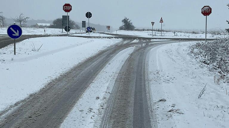 Winter an der Mainschleife: Schnee und Matsch am Donnerstagmittag an der Kreuzung Eichfelder Straße.