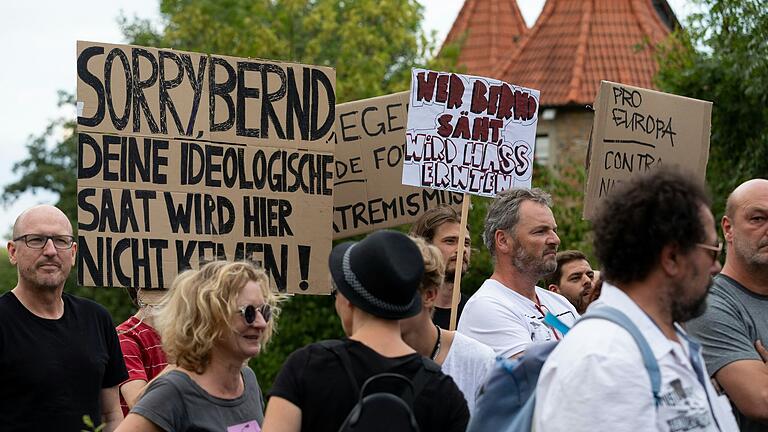 Die letzte große Demo gegen die AfD im Landkreis Kitzingen hat im August 2018 in Prichsenstadt stattgefunden. Dort war damals der rechtsextreme AfD-Politiker Björn Hocke aufgetreten. Die letzte große Demo gegen die AfD im Landkreis Kitzingen hat im August 2018 in Prichsenstadt stattgefunden. Dort war damals der rechtsextreme AfD-Politiker Björn Hocke aufgetreten.