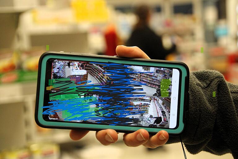 Live-TV aus dem Krämerladen– das ist heute technisch kein Problem mehr. Aus rechtlichen Gründen mussten wir das Bild verfälschen. Live-TV aus dem Krämerladen– das ist heute technisch kein Problem mehr. Aus rechtlichen Gründen mussten wir das Bild verfälschen.