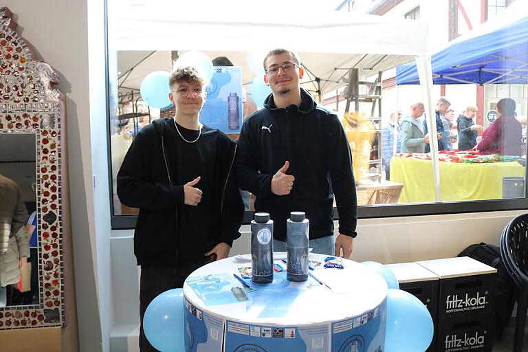 Das Schülerteam 'Main-Durstlöscher' präsentierte in der Markthalle eine selbst entworfene Trinkflasche. Das Schülerteam 'Main-Durstlöscher' präsentierte in der Markthalle eine selbst entworfene Trinkflasche. 