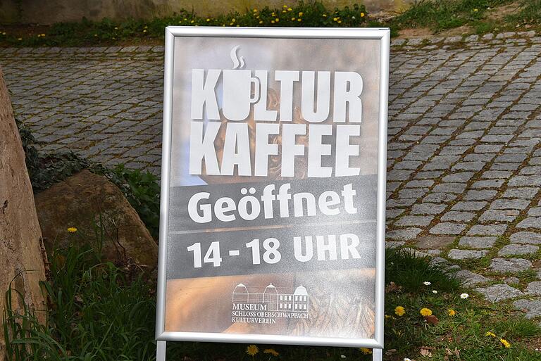 Das Schild 'Kulturkaffee' animiert am Schlosseingang für eine Pause bei Kaffee und Kuchen. Das Schild 'Kulturkaffee' animiert am Schlosseingang für eine Pause bei Kaffee und Kuchen.