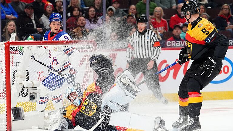 USA - Deutschland       -  Deutschlands Eishockey-Junioren verlieren zum WM-Auftakt deutlich.