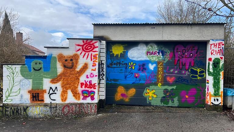 Hakenkreuz bunt übermalt: die Garage von Gerda Jüngling nahe des Schulzentrums in Haßfurt. Hakenkreuz bunt übermalt: die Garage von Gerda Jüngling nahe des Schulzentrums in Haßfurt.