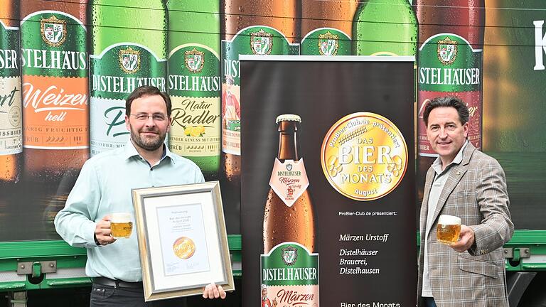 Christoph Ebers (links), Geschäftsführer der Distelhäuser Brauerei, nimmt für den Märzen-Urstoff von Frank Winkel, Gründer des Pro-Bier-Clubs, die Auszeichnung 'Bier des Monats' entgegen. Christoph Ebers (links), Geschäftsführer der Distelhäuser Brauerei, nimmt für den Märzen-Urstoff von Frank Winkel, Gründer des Pro-Bier-Clubs, die Auszeichnung 'Bier des Monats' entgegen.