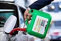 E-Fuels.jpeg       -  «Klimaschutz könnte man Tanken - E-Fuels for Future»: Ein Auto wird mit einem Kanister mit E-Fuel betankt.